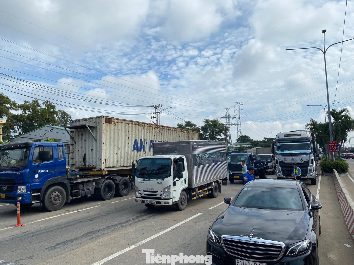 Do nhiều xe chưa dán thẻ ETC dồn vào làn hỗn hợp khiến giao thông ùn ứ. Do nhiều xe chưa dán thẻ ETC dồn vào làn hỗn hợp khiến giao thông ùn ứ.