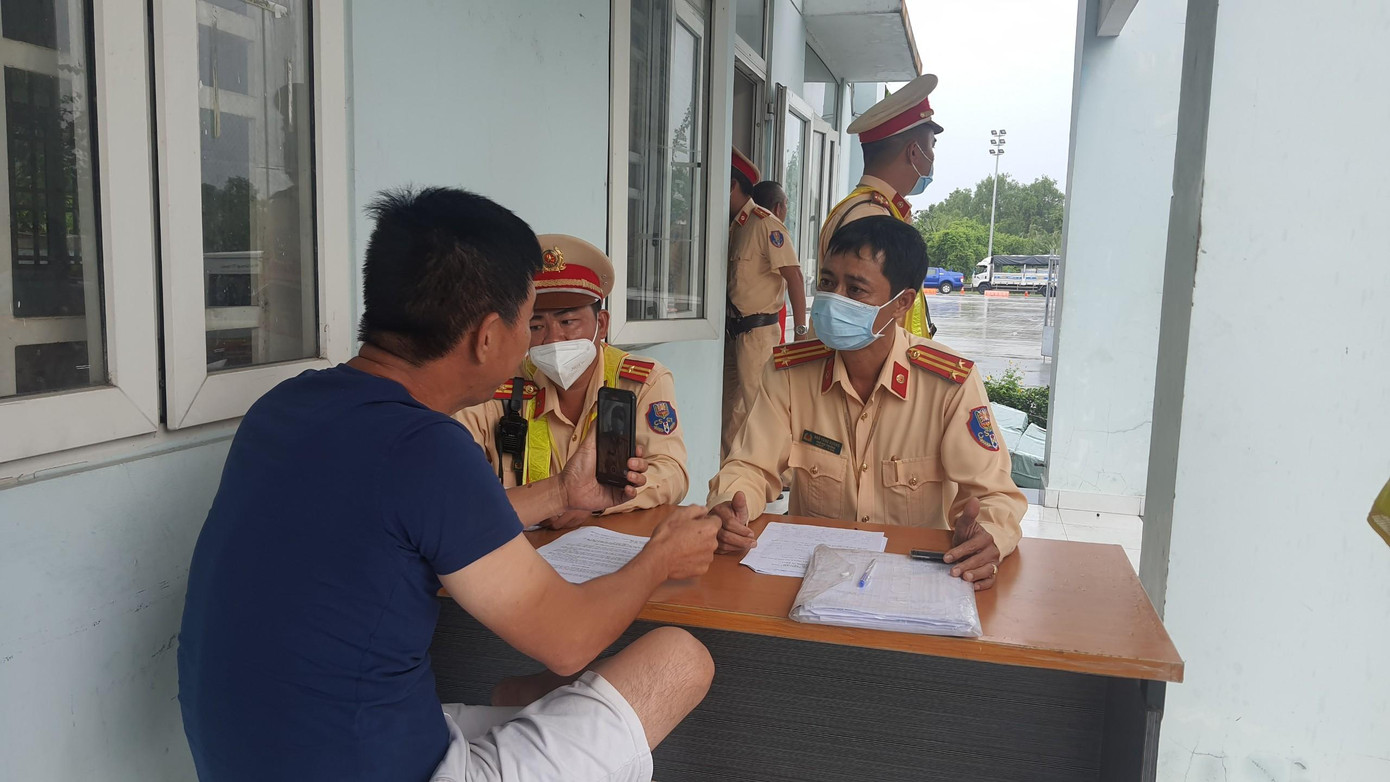 Người đàn ông liên tục dùng điện thoại quay video và không hợp tác với cơ quan chức năng. Người đàn ông liên tục dùng điện thoại quay video và không hợp tác với cơ quan chức năng.