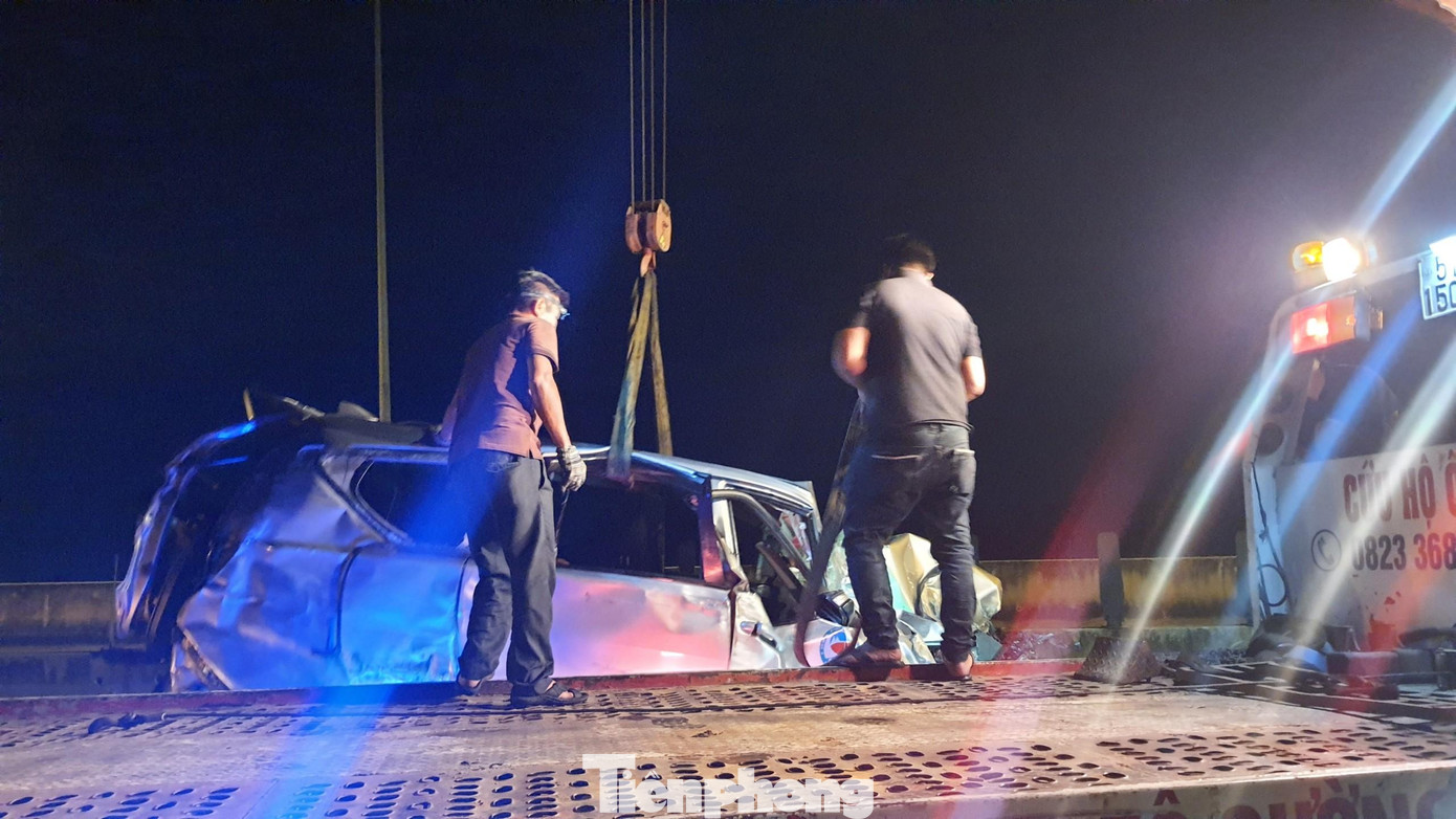 Đến gần 23h cùng ngày, các phương tiện gặp nạn được đưa ra khỏi cao tốc.