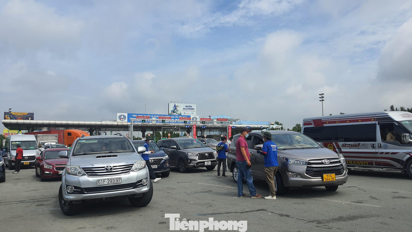 Một số trường hợp phát sinh lỗi được hướng dẫn xử lý. Ghi nhận tại trạm thu phí Long Phước lúc 9h sáng 1/8. Một số trường hợp phát sinh lỗi được hướng dẫn xử lý. Ghi nhận tại trạm thu phí Long Phước lúc 9h sáng 1/8.