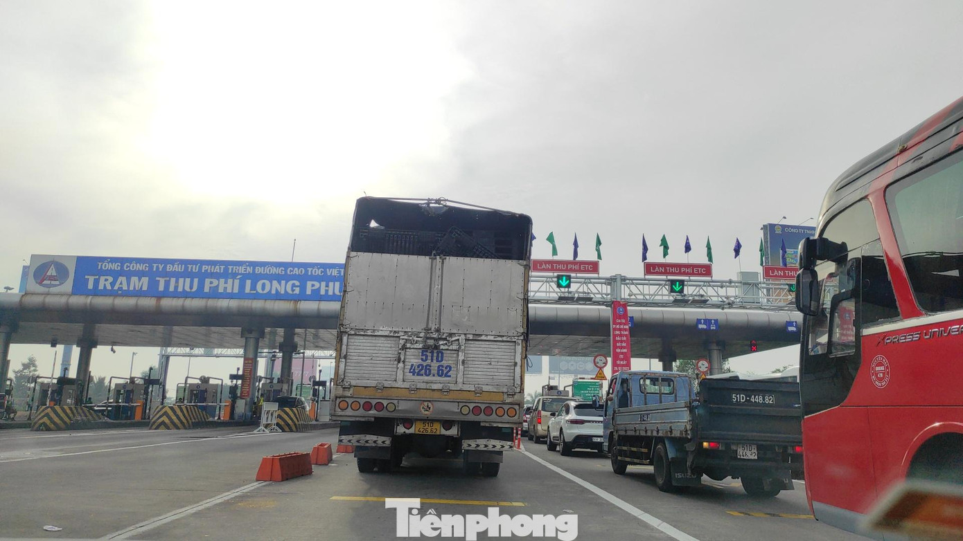 Phương tiện ùn ứ tại trạm thu phí Long Phước sáng 6/8. Phương tiện ùn ứ tại trạm thu phí Long Phước sáng 6/8.