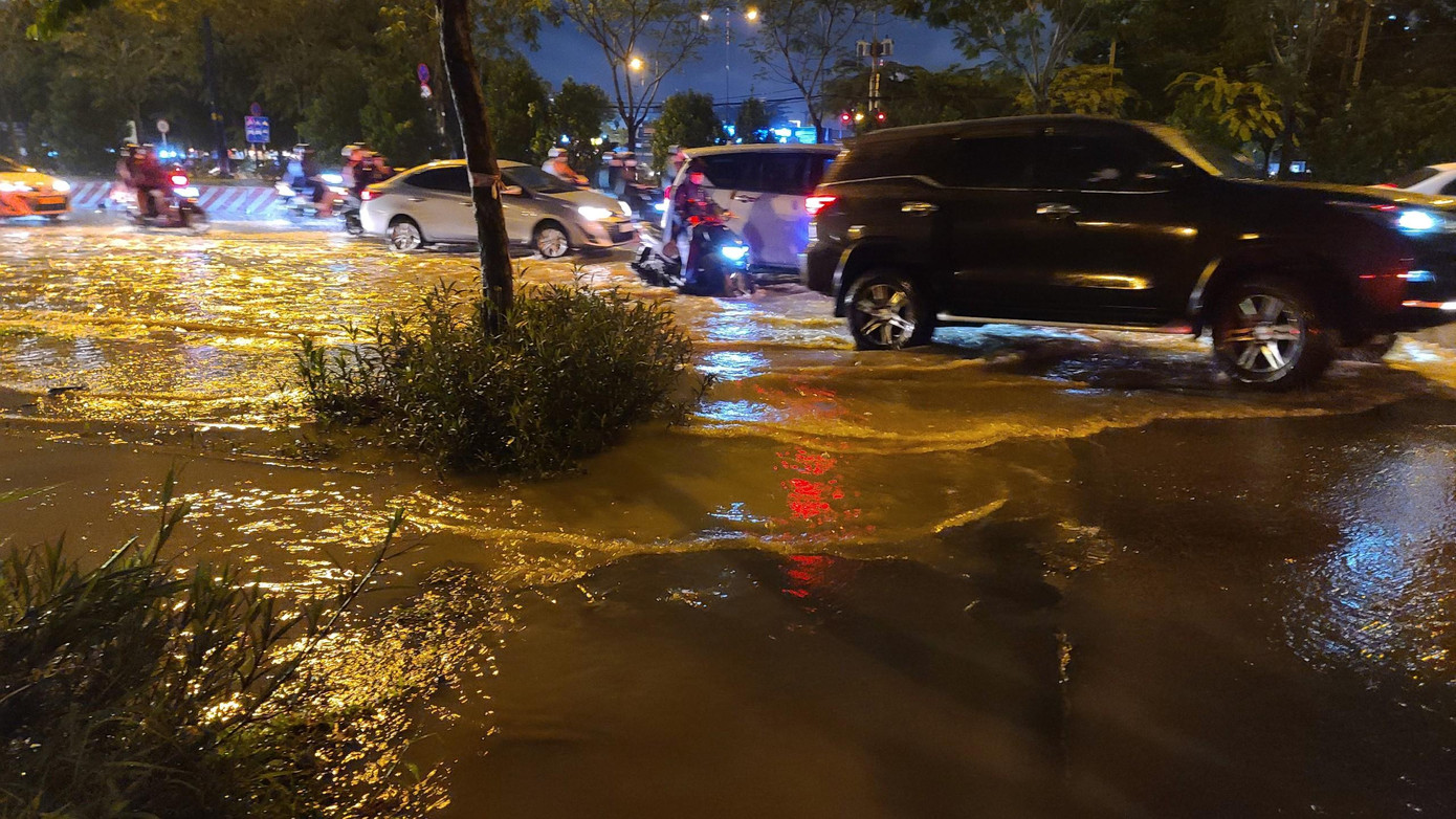 Đến hơn 21h cùng ngày, một số tuyến đường ở khu vực ở TP Thủ Đức vẫn còn ngập úng, giao thông khó khăn. Ảnh: CTV