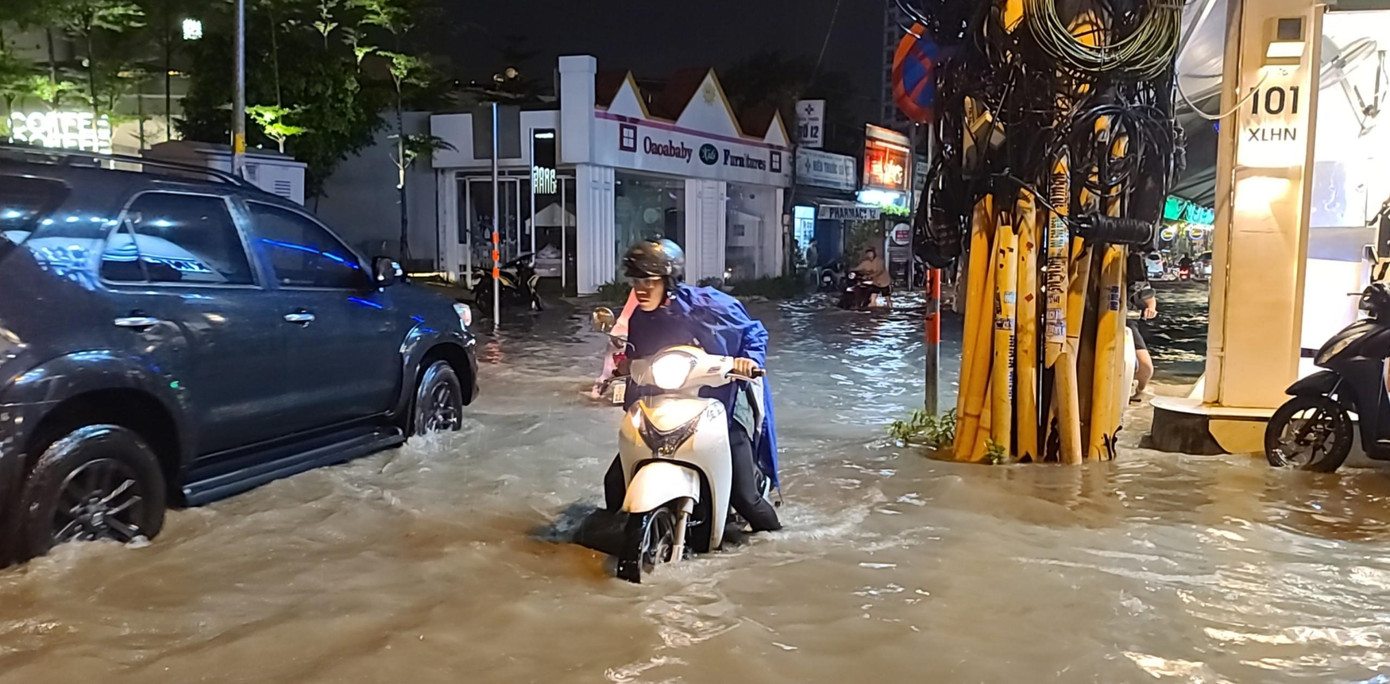 Nước ngập sâu ở khu vực phường Thảo Điền, TP Thủ Đức. Ảnh: CTV