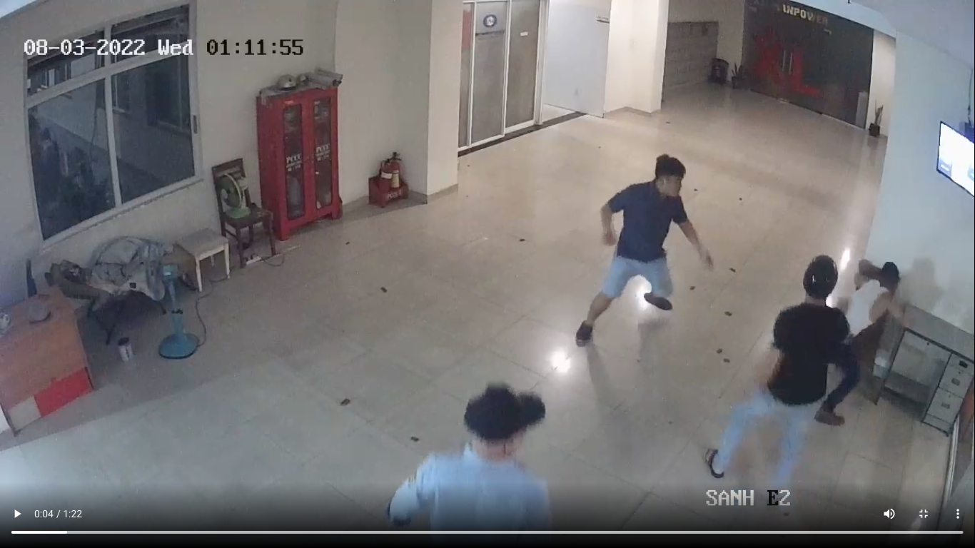 Nhóm đối tượng hành hung ca sĩ Chế Phi. (Ảnh trích xuất từ camera an ninh) Nhóm đối tượng hành hung ca sĩ Chế Phi. (Ảnh trích xuất từ camera an ninh)