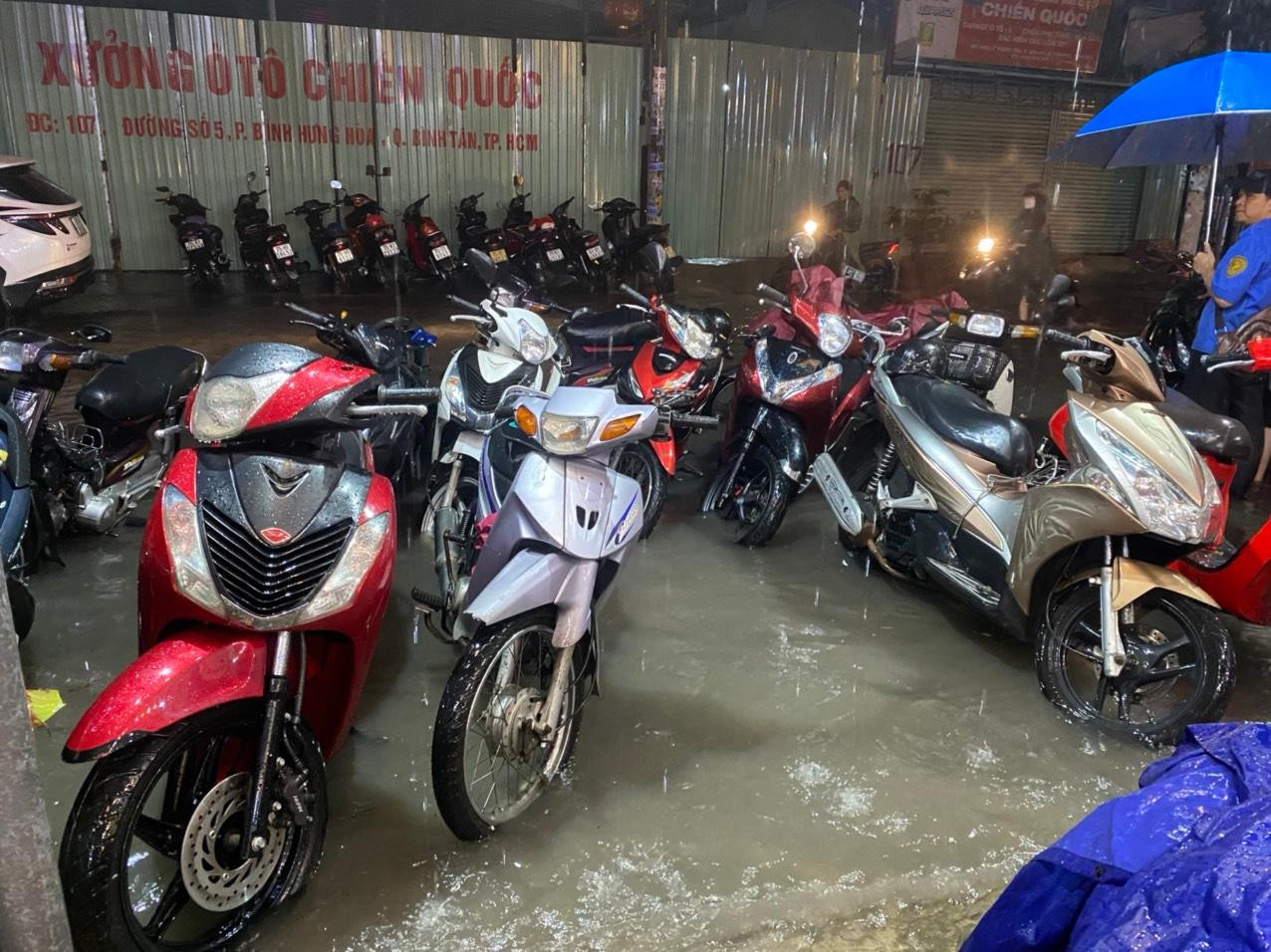 Ngập úng ở khu vực đường số 9, phường Bình Hưng Hòa A, quận Bình Tân.