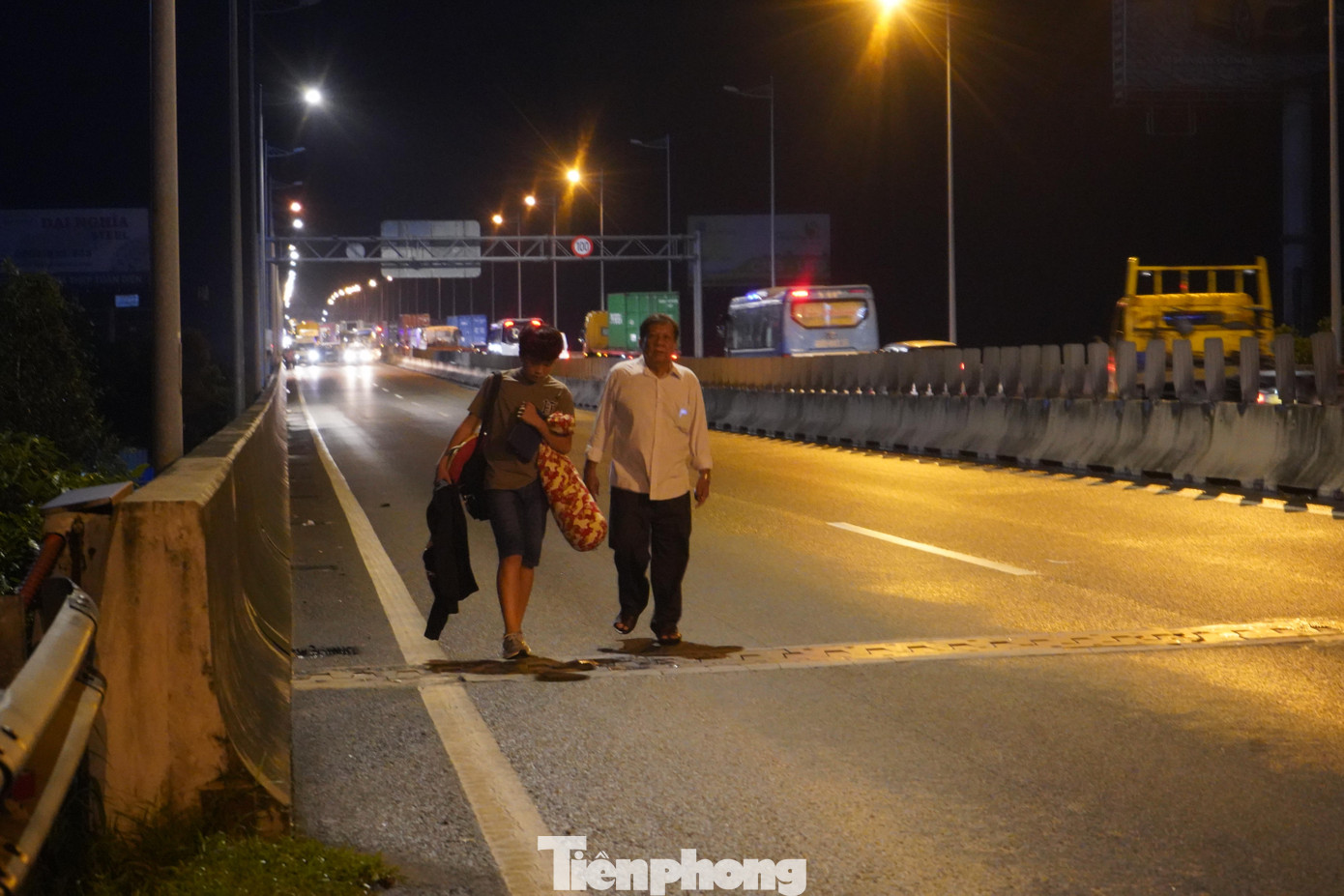 Nhiều người ở trên xe khách và các phương tiện gặp nạn phải đi bộ đến trạm thu phí Long Phước nghỉ ngơi trong lúc lực lượng chức năng xử lý hiện trường.