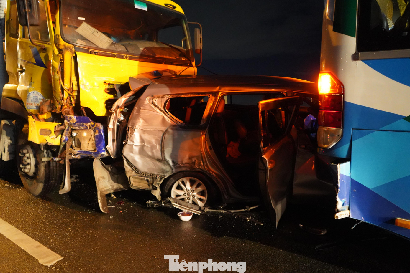 Một xe ô tô bị hư hỏng nặng sau vụ tai nạn.