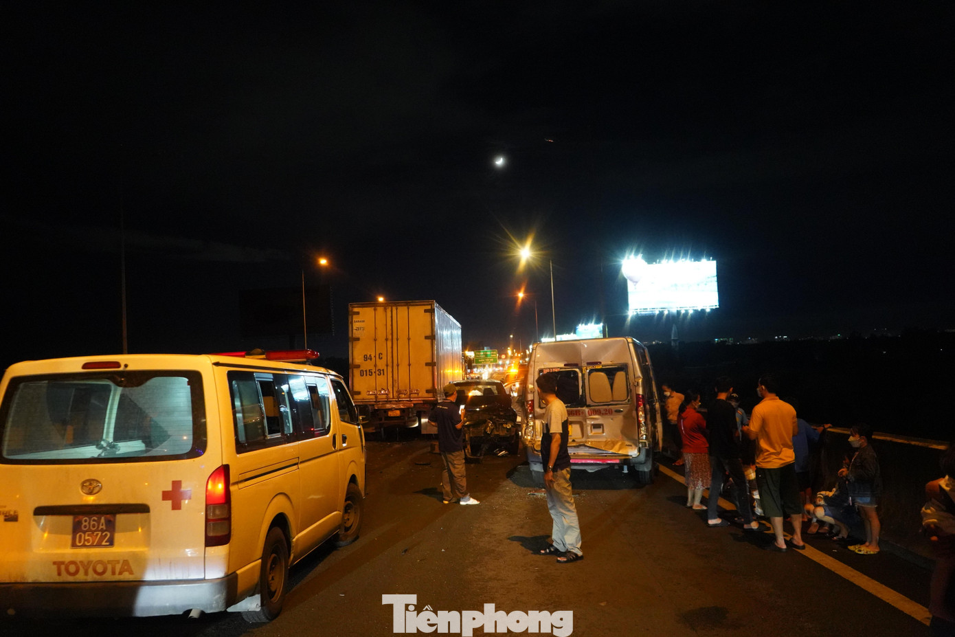 Xe cấp cứu được huy động đến hiện trường vụ tai nạn.
