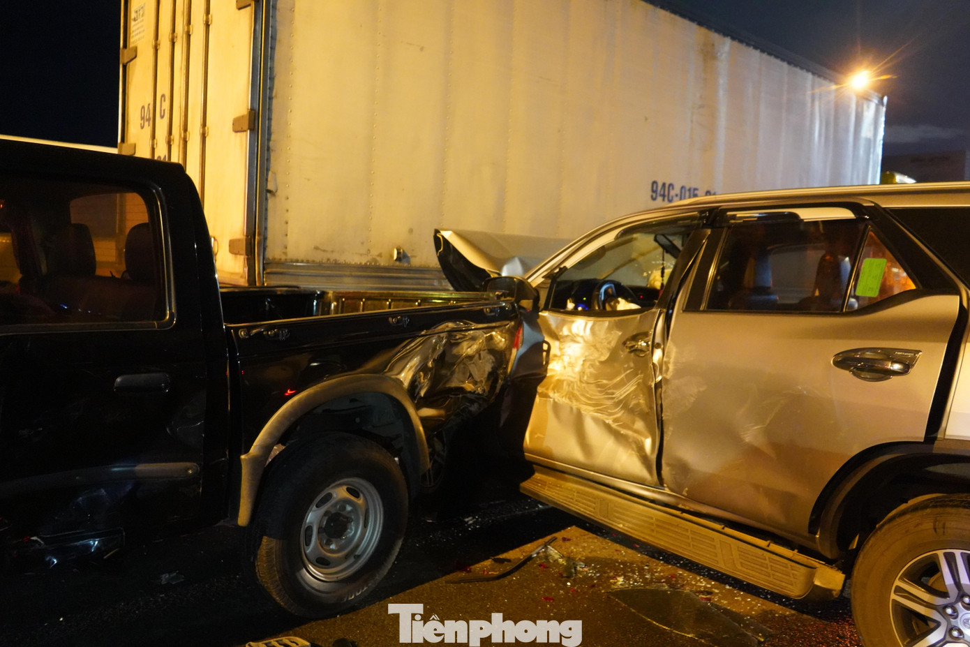 Theo thông tin ban đầu, vụ tai nạn liên hoàn này làm 7 người bị thương (gồm 5 người lớn, 2 trẻ nhỏ) đã được đưa đi cấp cứu.