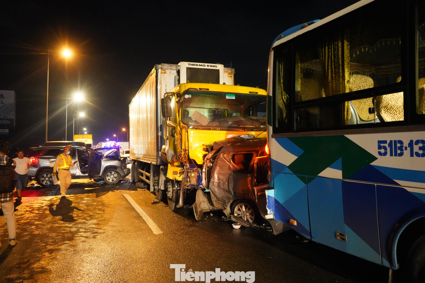 Hiện trường vụ tai nạn giao thông liên hoàn trên cao tốc TPHCM - Long Thành - Dầu Giây tối 2/8.