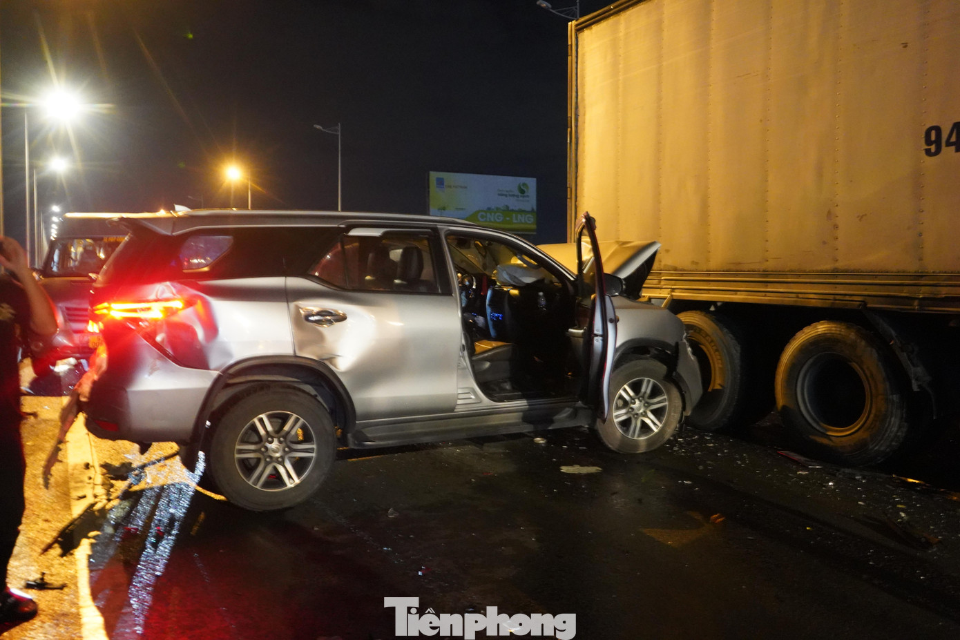 Phương tiện hư hỏng nằm ngồn ngang trên cao tốc.