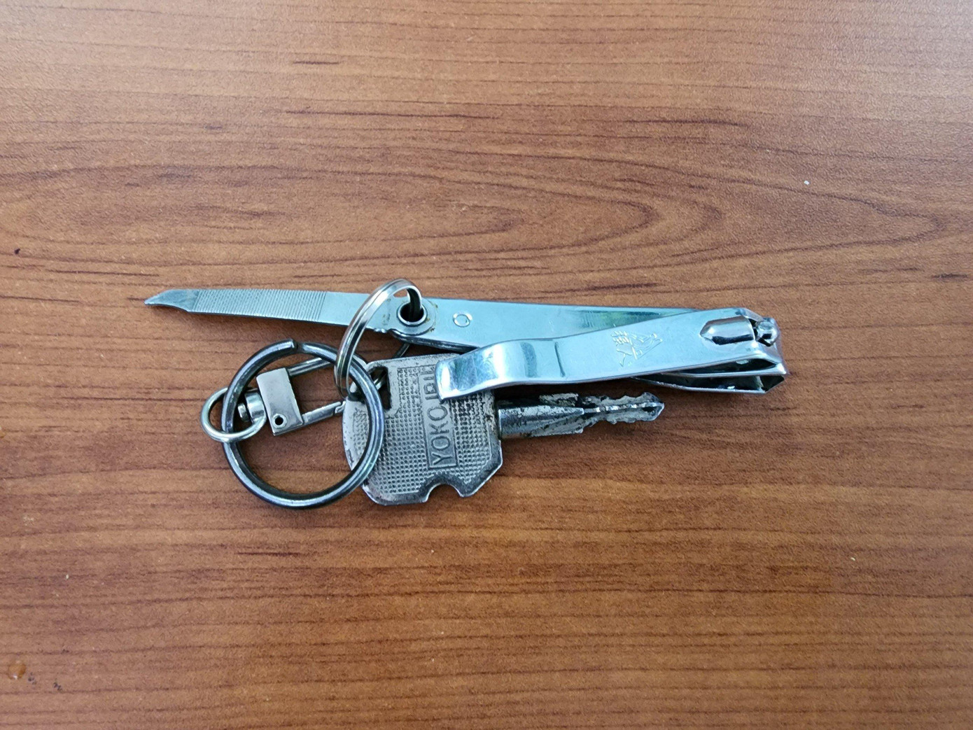 H. cho biết, đã cầm dụng cụ cắt móng tay (lưỡi nhọn phía trong) đến gặp bác sĩ với ý định hăm dọa, nhưng được mọi người can ngăn.