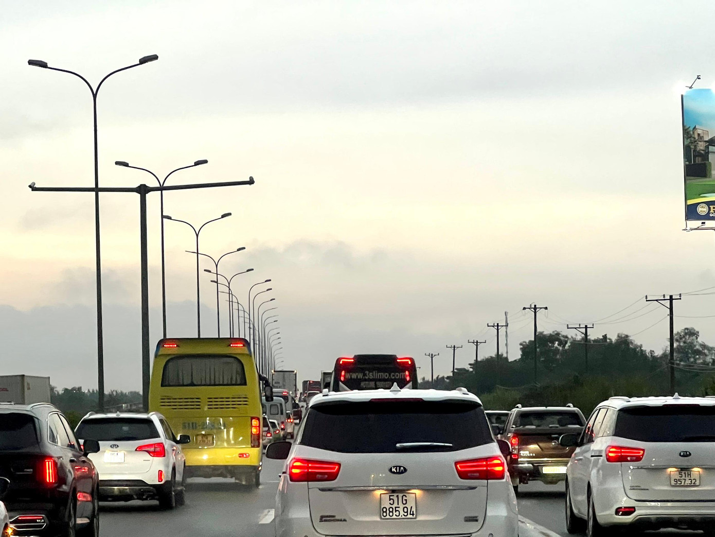 Ùn ứ kéo dài trên cao tốc TPHCM - Long Thành - Dầu Giây chiều 1/8. Ảnh: Ngọc Lâm Ùn ứ kéo dài trên cao tốc TPHCM - Long Thành - Dầu Giây chiều 1/8. Ảnh: Ngọc Lâm