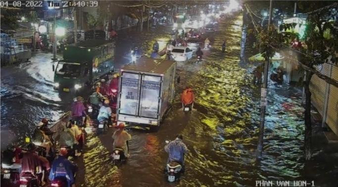 Đường Phan Văn Hớn, quận 12 trong cơn mưa nặng hạt tối 4/8.