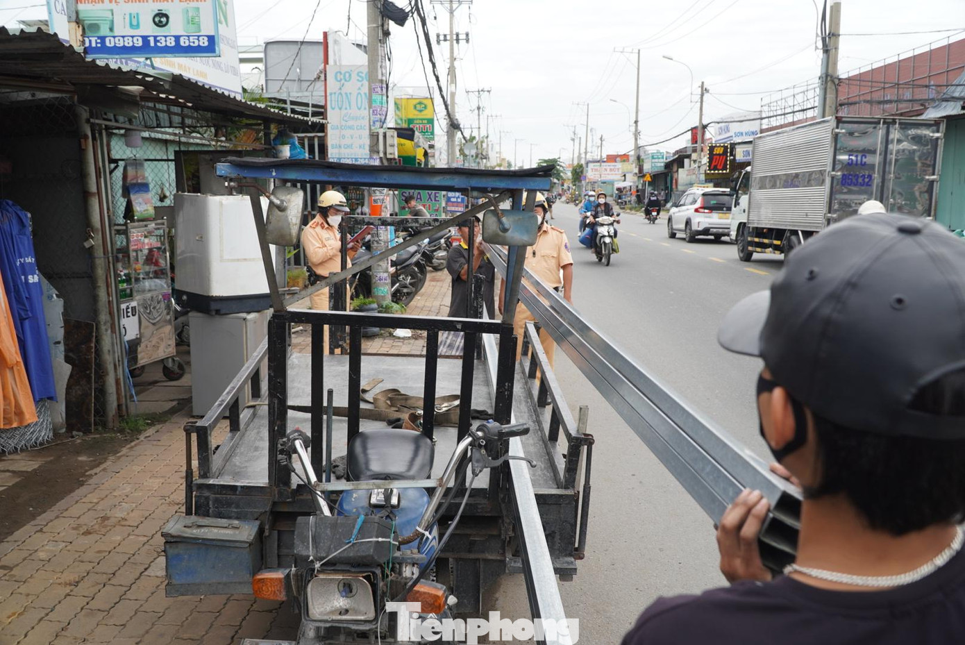 Lực lượng chức năng yêu cầu tài xế hạ hàng hóa để xử lý phương tiện theo quy định. Lực lượng chức năng yêu cầu tài xế hạ hàng hóa để xử lý phương tiện theo quy định.
