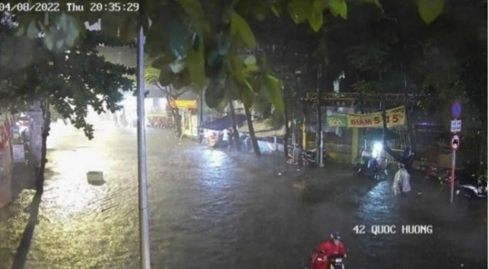 Ngập nặng ở đường Quốc Hương (phường Thảo Điền, TP Thủ Đức).