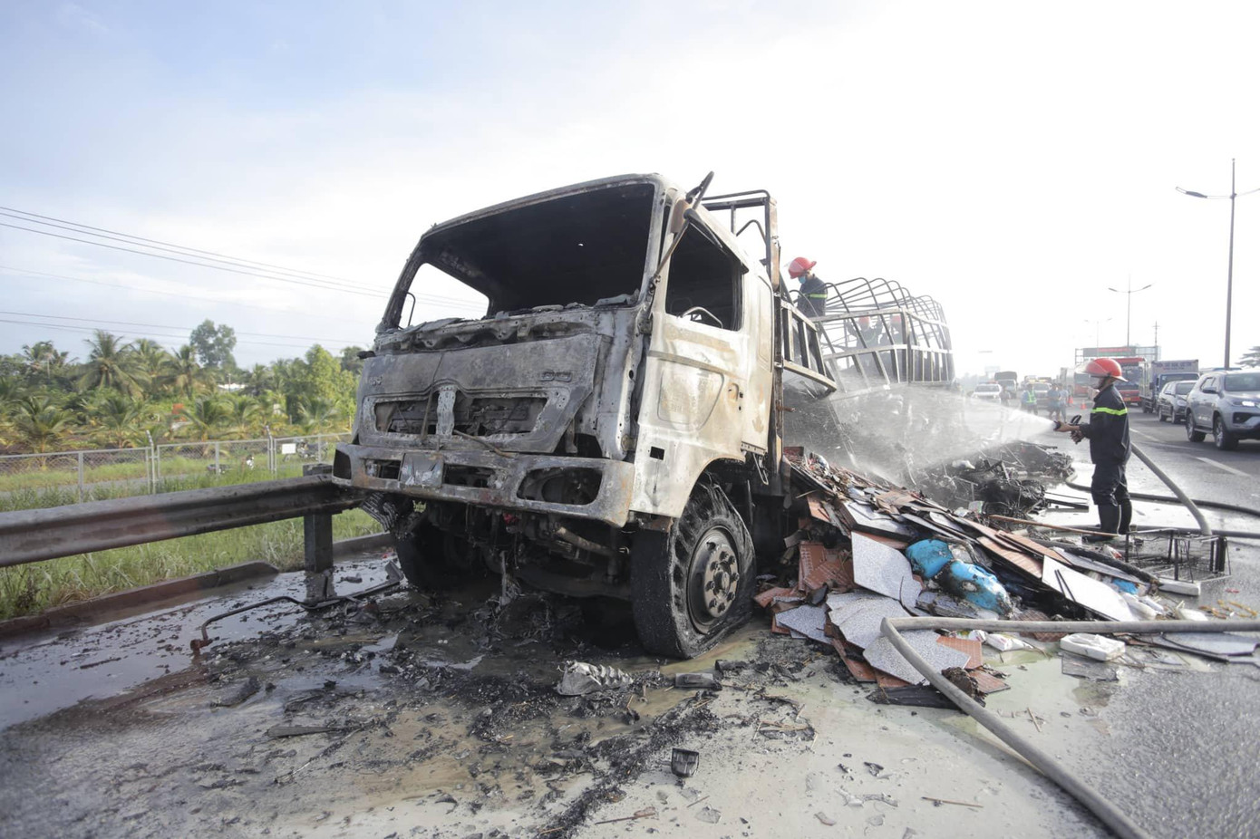 Xe tải bị cháy trơ khung trên cao tốc TPHCM - Trung Lương. Xe tải bị cháy trơ khung trên cao tốc TPHCM - Trung Lương.