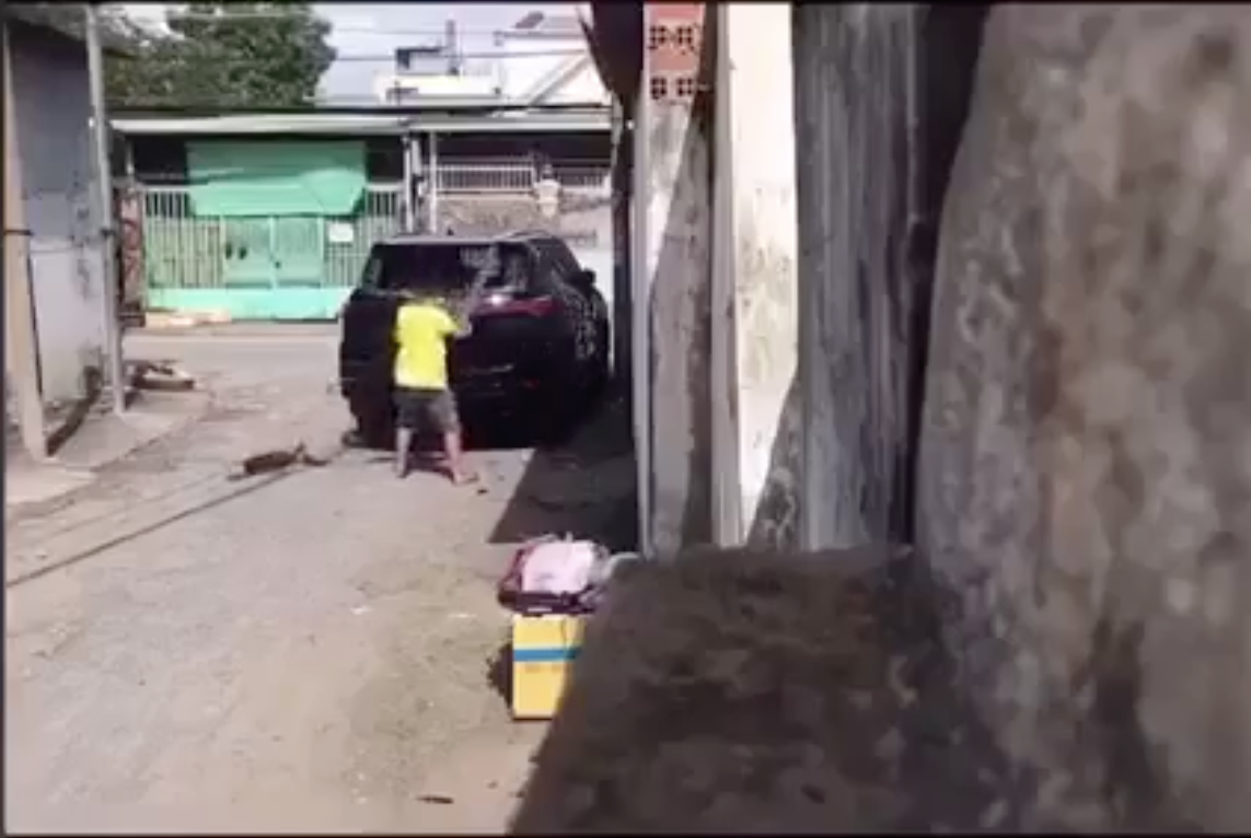 Hình ảnh Huỳnh Phước Thọ đang đập phá xe của anh L. (Ảnh chụp từ clip)