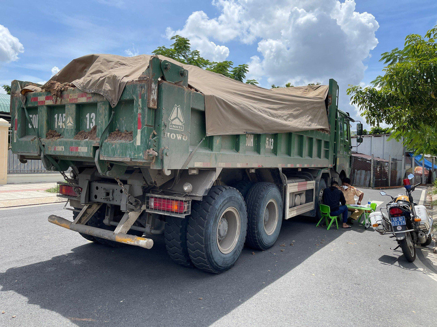 Các xe ben đều chở hàng vượt trọng tải cho phép từ 50-150%.