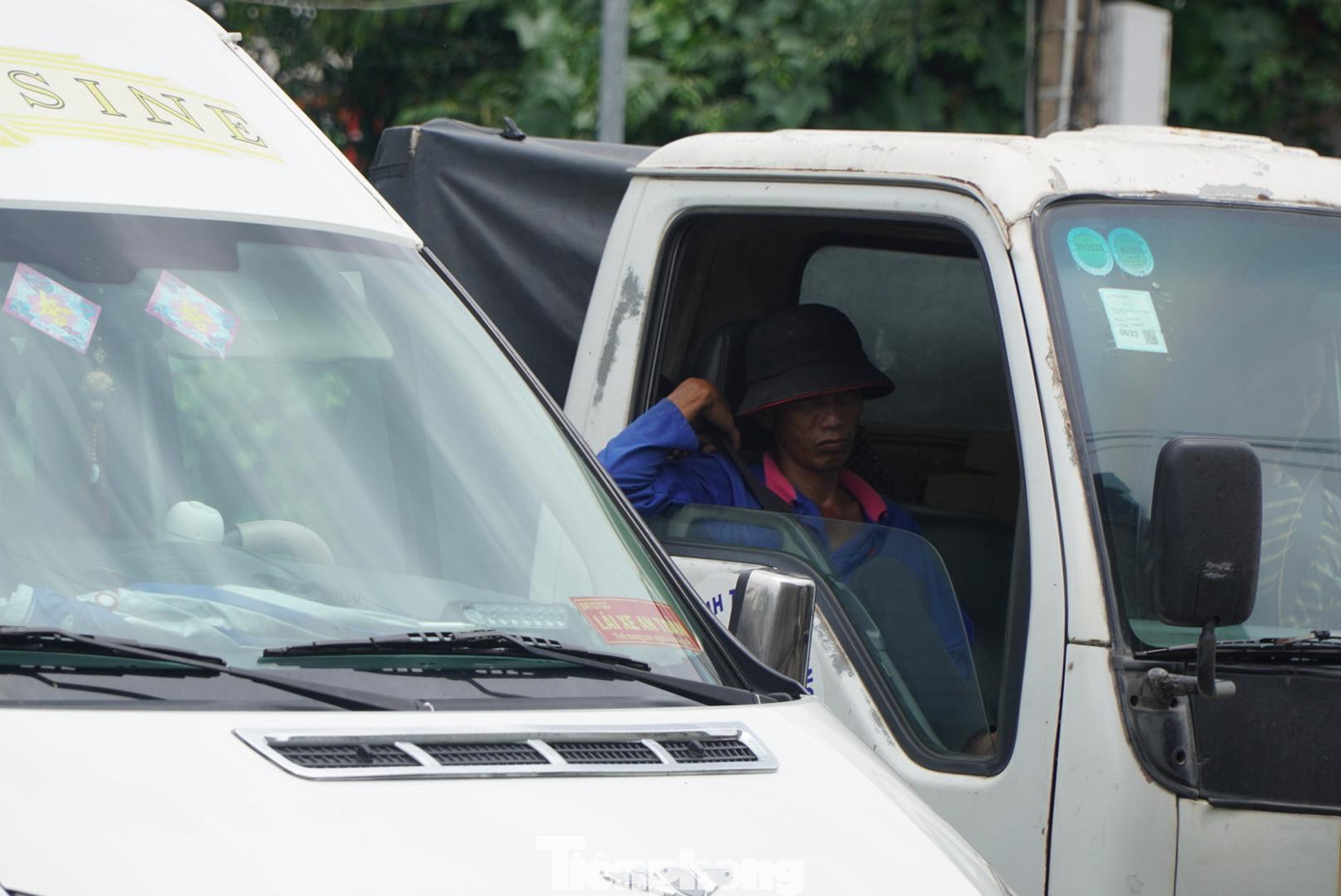 Trong khi đó, một số tài xế khác cho biết, do thời gian gần đây cao tốc TPHCM - Long Thành - Dầu Giây hay bị ùn ứ nên họ chọn đi phà để tiết kiệm thời gian. Tuy nhiên, có người phải xếp hàng đợi gần 1 giờ đồng hồ mới đến lượt lên phà.