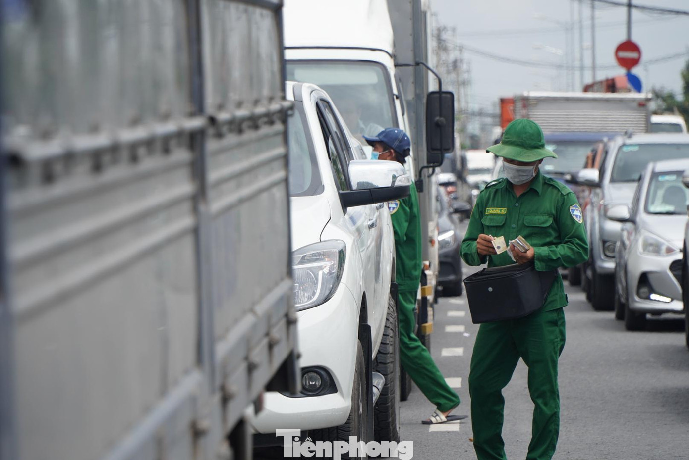 Bên cạnh đó, ông Nguyễn Thanh Tuấn, Phó Giám đốc Xí nghiệp Quản lý phà Cát Lái còn cho biết, trong các ngày gần đây, do tuyến cao tốc TPHCM - Long Thành - Dầu Giây thực hiện thu phí tự động nên lượng xe ô tô đến để qua phà rất đông, tăng gần gấp đôi so với cùng kỳ tuần trước.