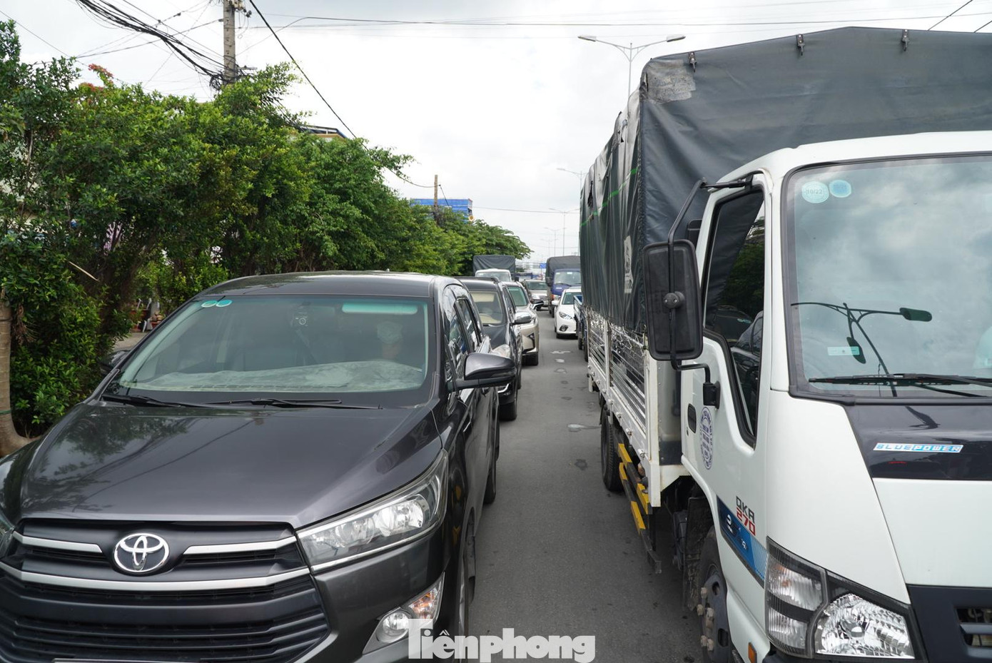 Một đoạn đường hơn 500 mét hướng vào bến phà có hàng trăm phương tiện xếp thành hàng dài, chờ đến lượt để lên phà.