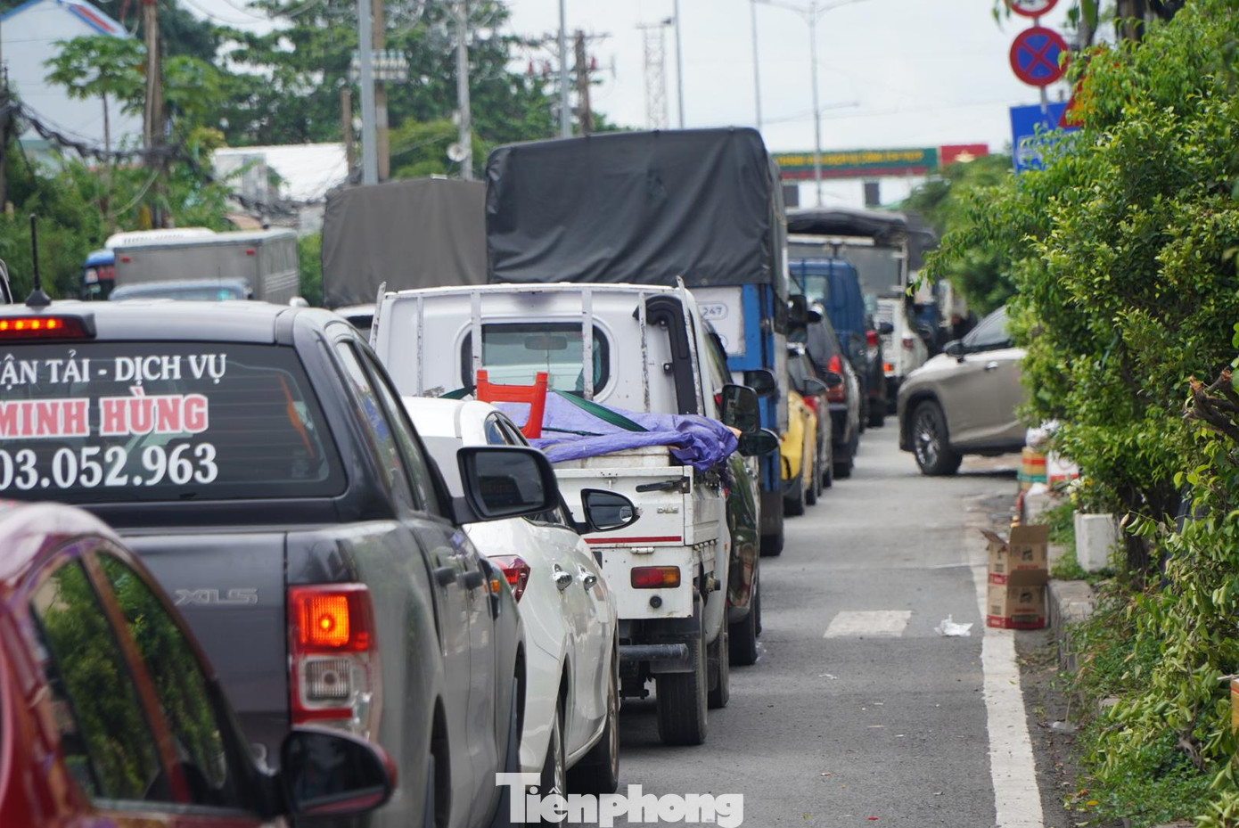 Anh Huỳnh Ngọc Quý (ngụ quận 7, TPHCM) cho biết, tranh thủ dịp nghỉ hè, anh đưa gia đình đi chơi ở Vũng Tàu. “Do nhà ở gần bến phà nên tôi đi đường này để qua Nhơn Trạch, Đồng Nai rồi từ đó đi Vũng Tàu sẽ gần hơn so với việc đi cao tốc TPHCM - Long Thành - Dầu Giây. Nhưng hôm nay tình hình ùn ứ hơi đông nên có lẽ phải đợi lâu mới lên được phà” - anh Quý chia sẻ.