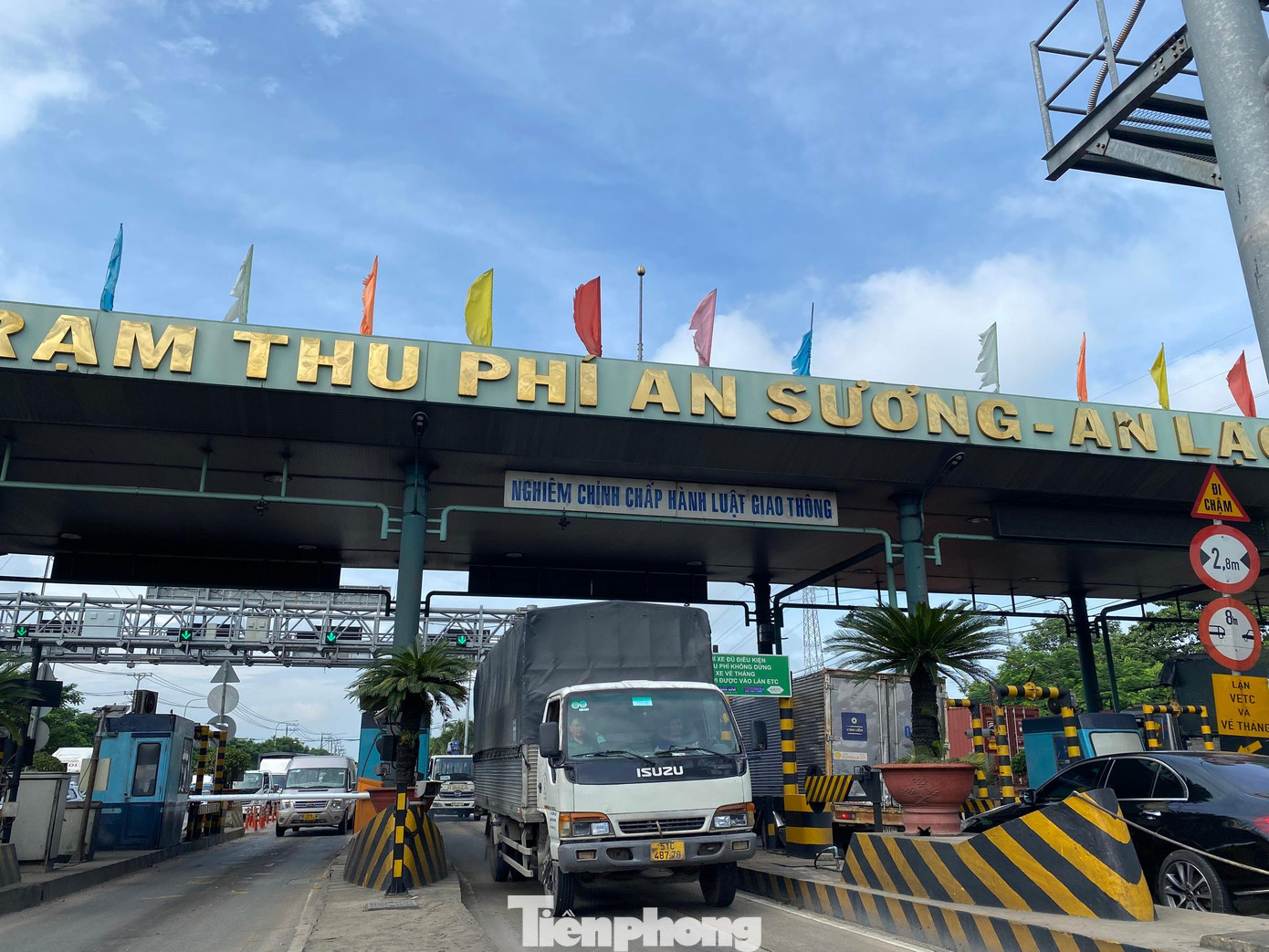 Theo đại diện Công ty cổ phần Đầu tư phát triển hạ tầng IDICO (chủ đầu tư dự án), đơn vị này đang phối hợp cùng Đội CSGT Phú Lâm – Phòng CSGT đường bộ đường sắt (PC08) Công an TPHCM, thanh tra giao thông và công an khu vực phân làn, phân luồng từ xa để giảm ùn ứ. Theo đại diện Công ty cổ phần Đầu tư phát triển hạ tầng IDICO (chủ đầu tư dự án), đơn vị này đang phối hợp cùng Đội CSGT Phú Lâm – Phòng CSGT đường bộ đường sắt (PC08) Công an TPHCM, thanh tra giao thông và công an khu vực phân làn, phân luồng từ xa để giảm ùn ứ.