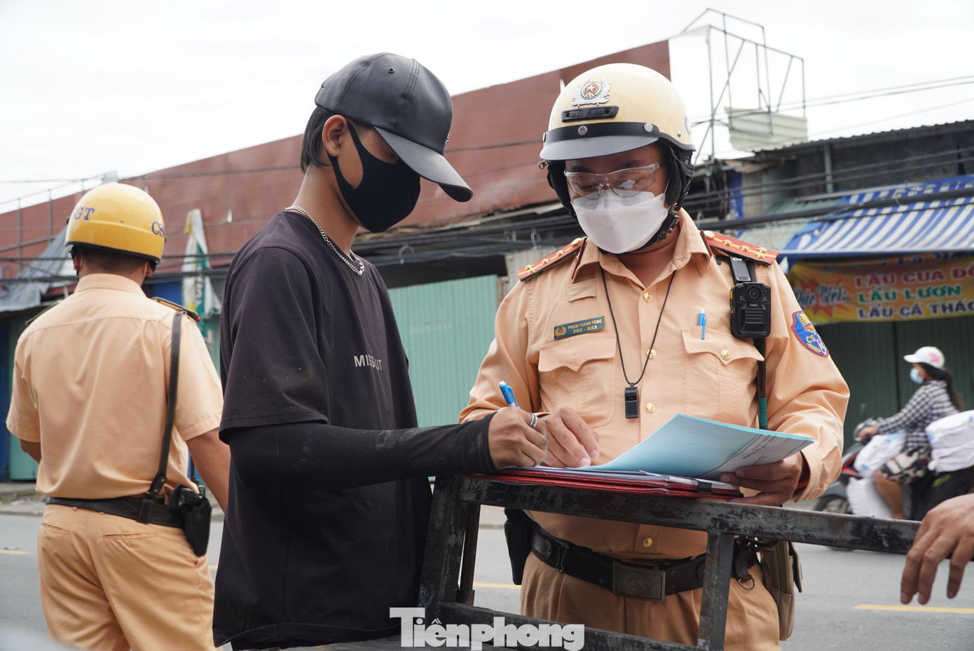 Tài xế xe ba gác chở thép ống cồng kềnh bị CSGT phạt hành chính, đồng thời tạm giữ phương tiện vì tài xế không mang giấy tờ xe, giấy phép lái xe... Tài xế xe ba gác chở thép ống cồng kềnh bị CSGT phạt hành chính, đồng thời tạm giữ phương tiện vì tài xế không mang giấy tờ xe, giấy phép lái xe...