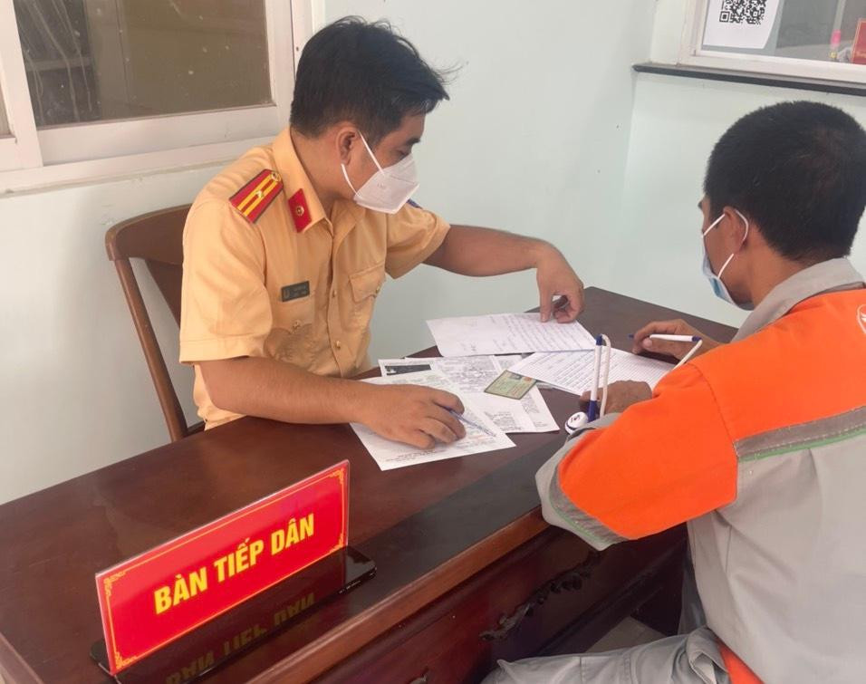 Cán bộ CSGT làm việc với tài xế có hành vi vi phạm. Cán bộ CSGT làm việc với tài xế có hành vi vi phạm.