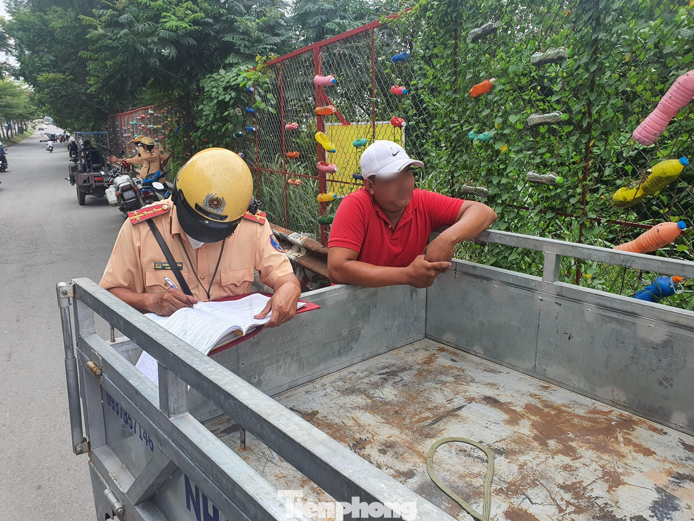 Một trường hợp xe ba gác chạy ngược chiều trên đường Nguyễn Văn Linh bị lập biên bản xử phạt. Một trường hợp xe ba gác chạy ngược chiều trên đường Nguyễn Văn Linh bị lập biên bản xử phạt.