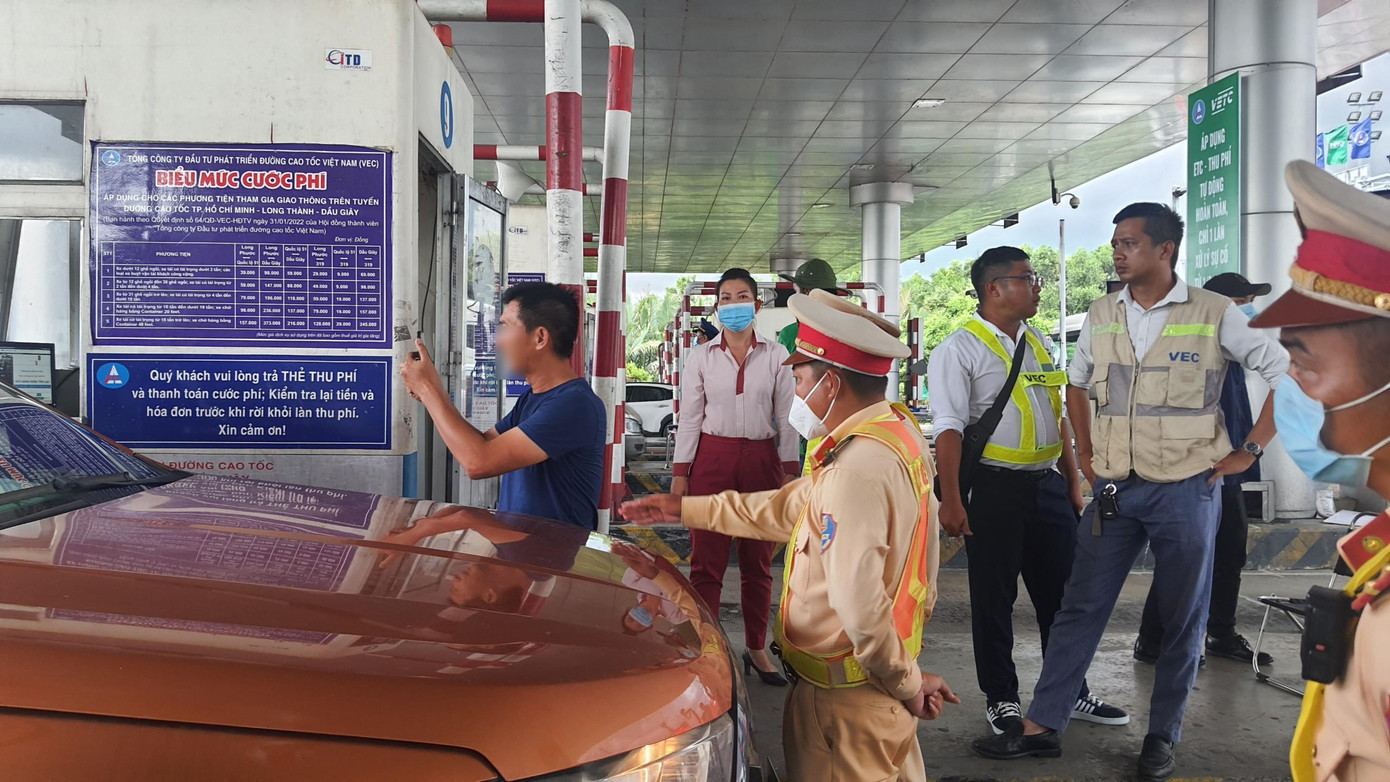 Người đàn ông dừng xe ở làn ETC gây ùn ứ kéo dài trên cao tốc TPHCM - Long Thành - Dầu Giây. Người đàn ông dừng xe ở làn ETC gây ùn ứ kéo dài trên cao tốc TPHCM - Long Thành - Dầu Giây.