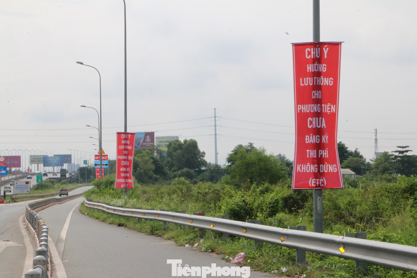 Tại nút giao giữa cao tốc TPHCM - Long Thành - Dầu Giây với đường Vành đai 2, lực lượng chức năng cũng bố trí hướng lưu thông cho các phương tiện chưa đăng ký thu phí không dừng và hỗ trợ một điểm đăng ký tại đây. Tại nút giao giữa cao tốc TPHCM - Long Thành - Dầu Giây với đường Vành đai 2, lực lượng chức năng cũng bố trí hướng lưu thông cho các phương tiện chưa đăng ký thu phí không dừng và hỗ trợ một điểm đăng ký tại đây.