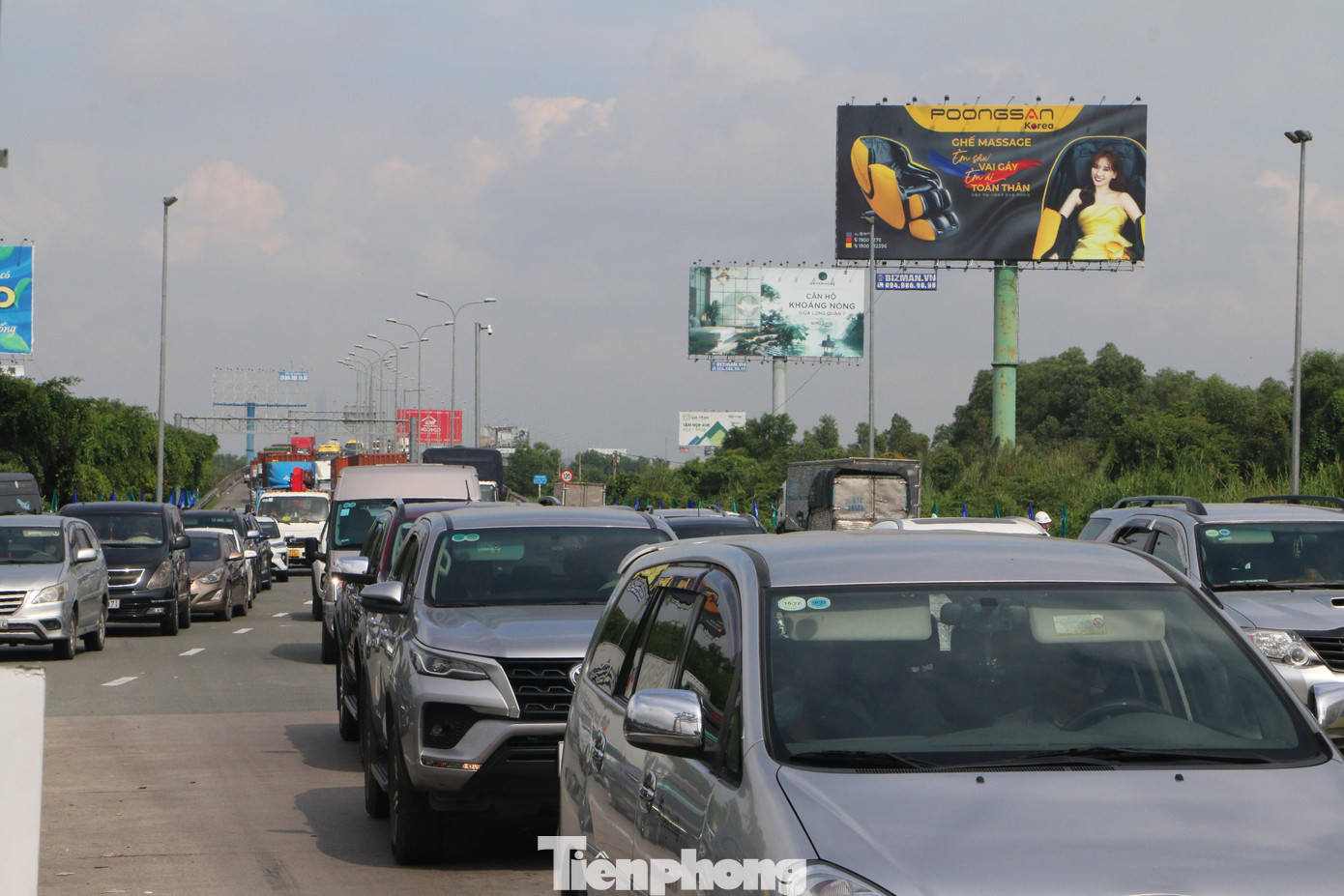 Phương tiện ùn ứ tại trạm thu phí Long Phước sáng 1/8. Phương tiện ùn ứ tại trạm thu phí Long Phước sáng 1/8.