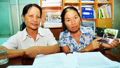 Bà Khâm “tháp tùng” bà Gái ( phải, cầm ảnh) đến báo Tiền Phong trình bày. Bà Khâm “tháp tùng” bà Gái ( phải, cầm ảnh) đến báo Tiền Phong trình bày