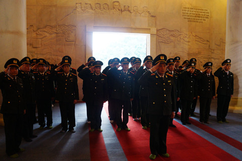 Báo công lên Bác tại Đền thờ Chủ tịch Hồ Chí Minh. Báo công lên Bác tại Đền thờ Chủ tịch Hồ Chí Minh