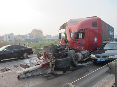 Chiếc xe gây tai nạn bị san phẳng cabin