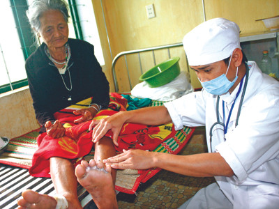 Các bác sỹ đang điều trị bệnh “lạ” cho bệnh nhân ở Quảng Ngãi. Ảnh: Nguyễn Thành. Các bác sỹ đang điều trị bệnh “lạ” cho bệnh nhân ở Quảng Ngãi. Ảnh: Nguyễn Thành