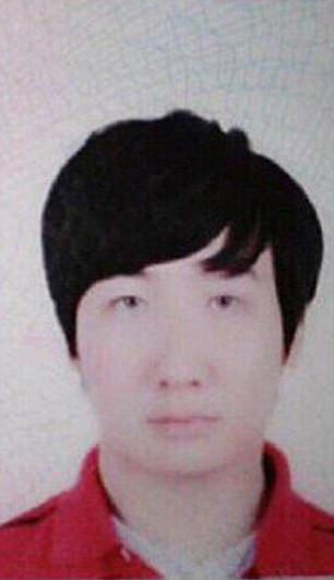 Hết hồn với chàng người mẫu có khuôn mặt như rắn ảnh 6