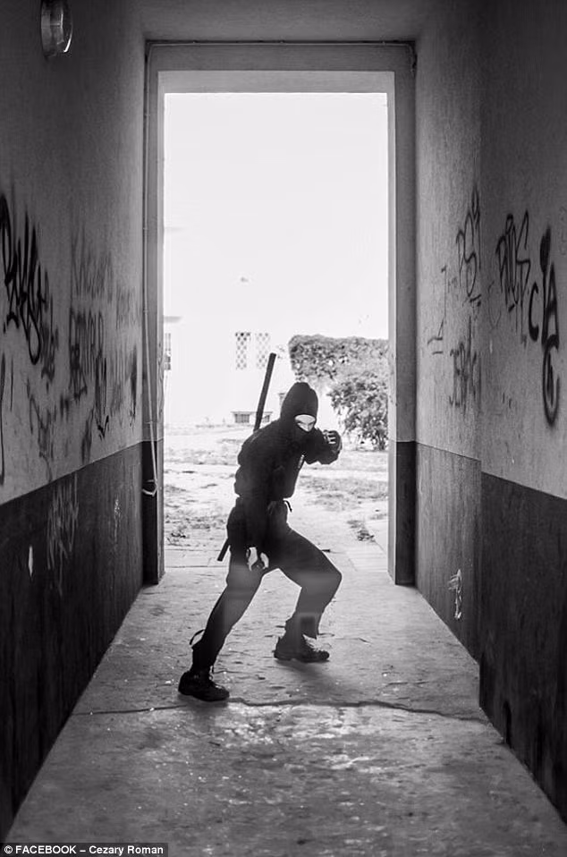 Ninja lang thang gây xôn xao dư luận Ba Lan ảnh 2