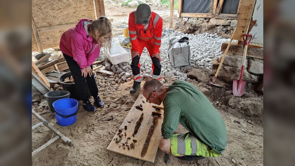 Thanh kiếm được tìm thấy trong sân của gia đình Anne và Oddbjørn Holum Heiland, nơi họ đang dọn đất để xây dựng mở rộng ngôi nhà của mình. (Ảnh: Joakim Wintervoll)