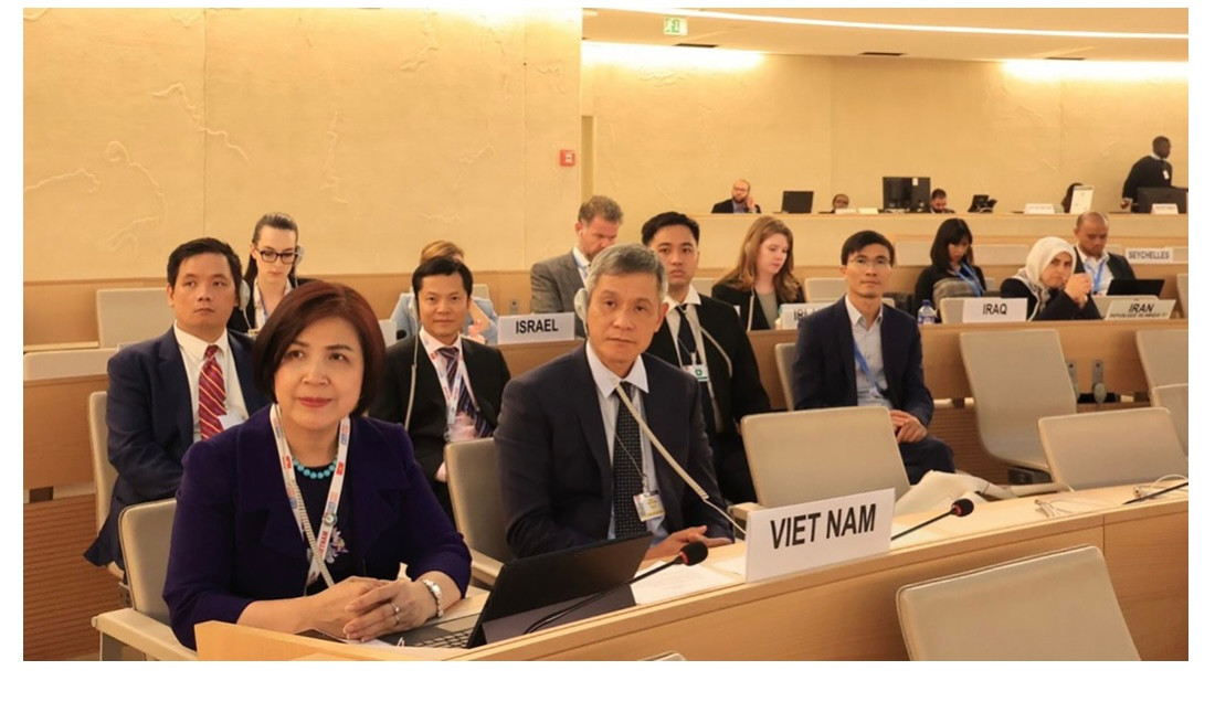 Trợ lý Bộ trưởng Nguyễn Minh Vũ, Trưởng Đoàn Việt Nam (thứ 2 từ trái sang) tham dự Khóa họp thường kỳ lần thứ 53 HĐNQ LHQ và có bài phát biểu quan trọng. Ảnh: TTXVN tại Geneva.