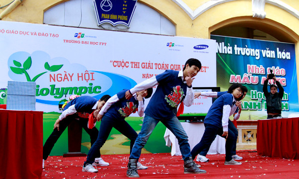 Trong ngày hội, mỗi đội chơi tham gia đều có thời gian để giới thiệu các thành viên. Ấn tượng có phần xuất hiện trong màn chào hỏi với điệu nhảy Gangnam Style của một trường THCS của Hà Nội