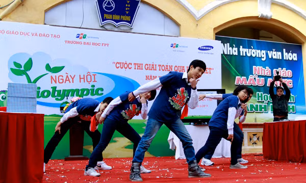 Trong ngày hội, mỗi đội chơi tham gia đều có thời gian để giới thiệu các thành viên. Ấn tượng có phần xuất hiện trong màn chào hỏi với điệu nhảy Gangnam Style của một trường THCS của Hà Nội