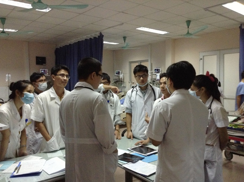 Các bác sĩ khẩn trương cấp cứu và hội chẩn đa chuyên khoa cấp cứu, tim mạch, hồi sức… cứu sống BN