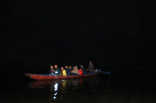 Các chủ đò chỉ dùng đèn pin để ra tín hiệu tránh va chạm