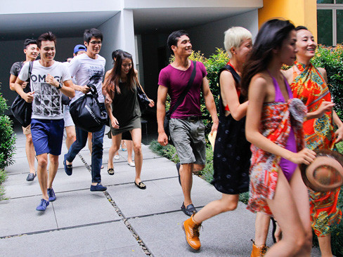 Các thí sinh háo hức đi bơi sau khi dọn đến ngôi nhà chung