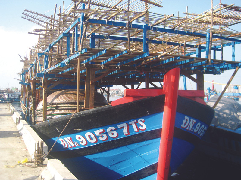 "Đại huynh" ĐNa 90567 TS ở Âu thuyền Thọ Quang ngày chuẩn bị ra khơi. Ảnh: Nam Cường.