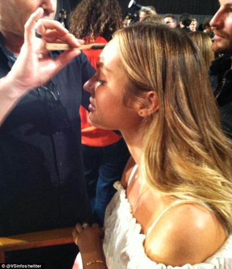 Candice Swanepoel trong hậu trường Victoria's Secret Fashion Show diễn ra tại New York cách đây ít giờ