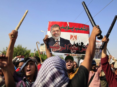 Người ủng hộ ông Morsi hô khẩu hiệu trong lúc tụ tập ở Cairo hôm 4/7. Ảnh: AP. Người ủng hộ ông Morsi hô khẩu hiệu trong lúc tụ tập ở Cairo hôm 4/7. Ảnh: AP